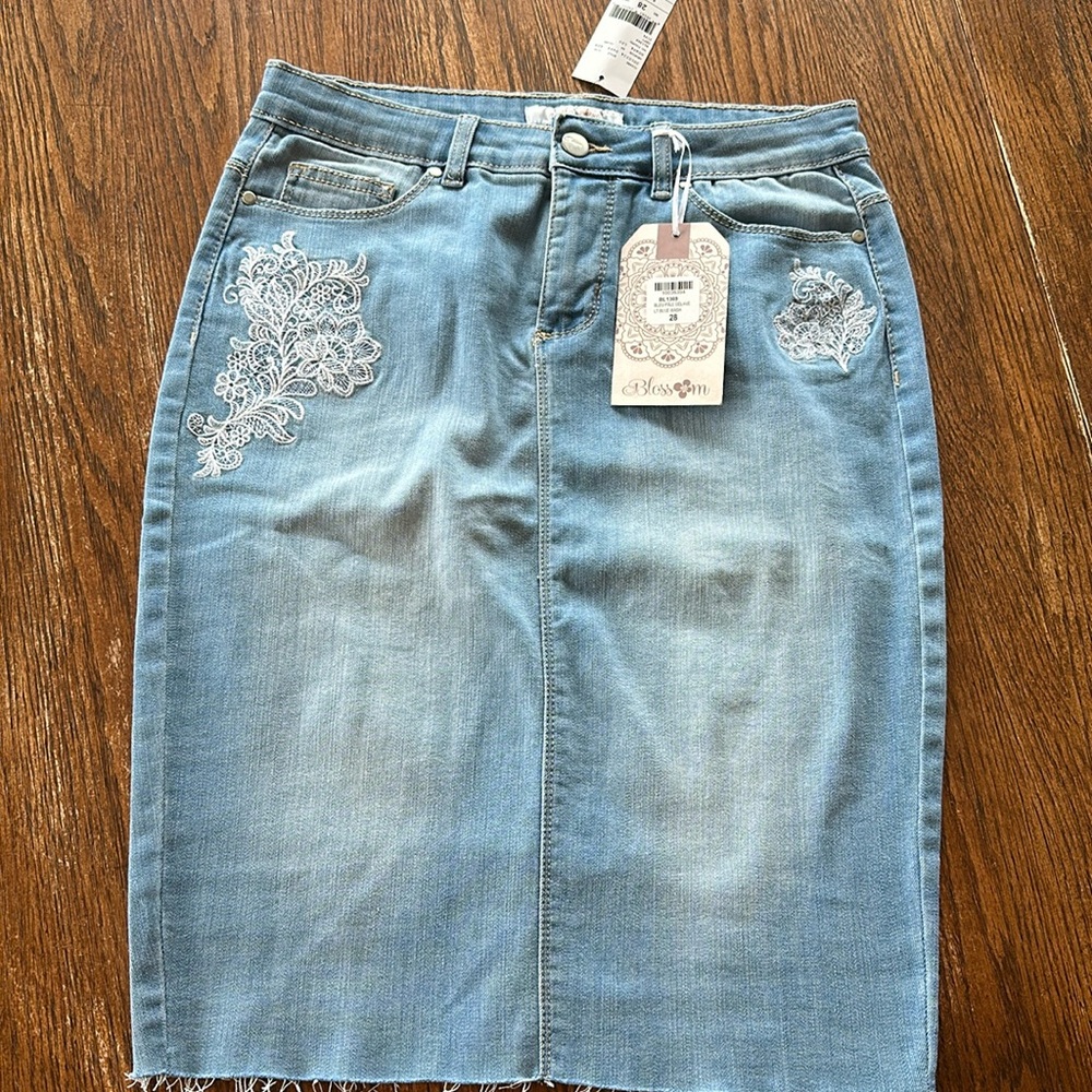 Nwt. Denim skirt with flower detail
